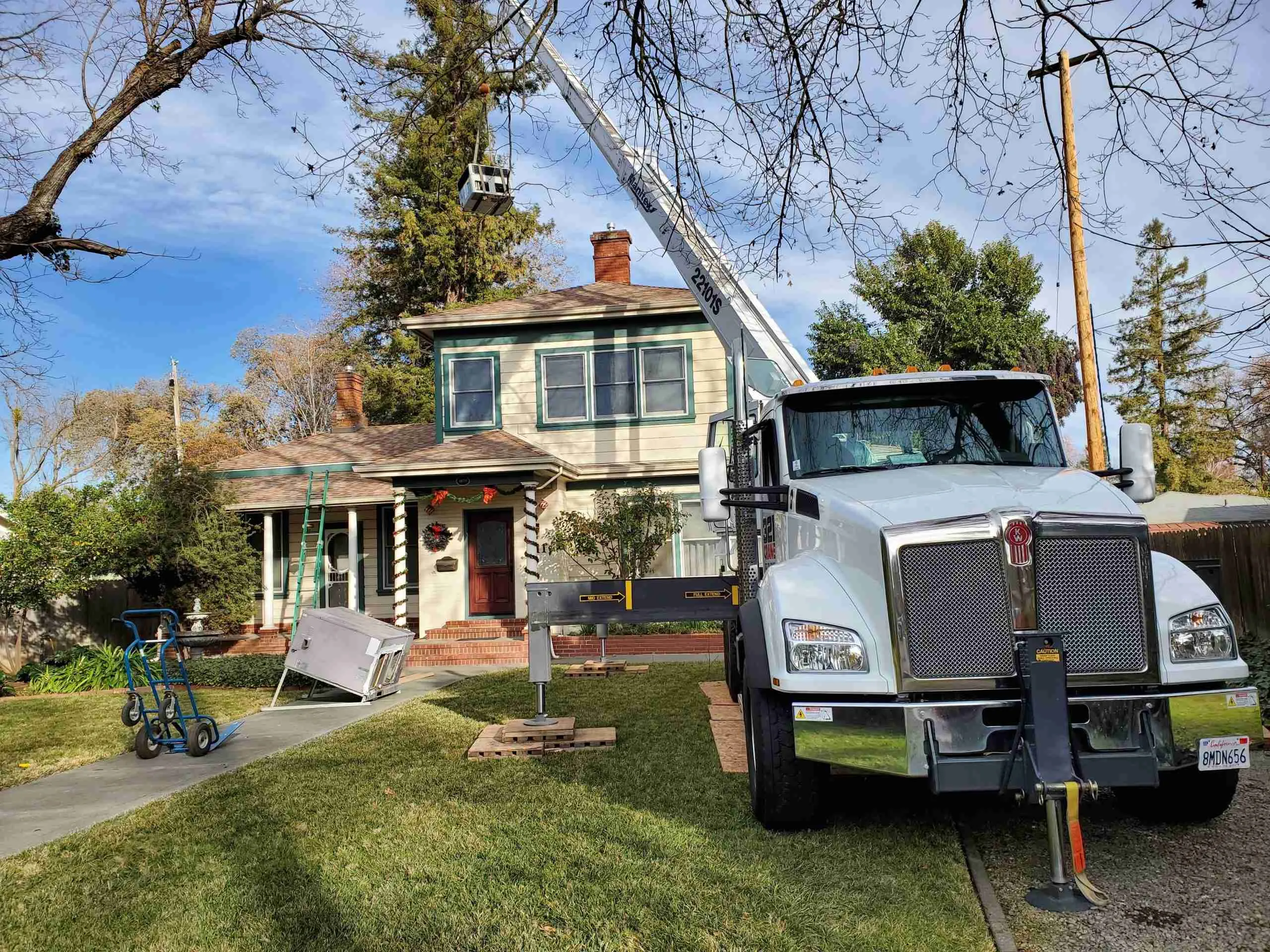 HVAC technician performing a repair in Murfreesboro